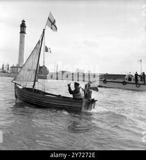 Die Veteranen von Dunkirk erinnern sich an das kleinste Boot , das im Juni 1940 während des Zweiten Weltkriegs an der historischen Evakuierung der British Expeditionary Force von den Stränden von Dunkirk teilnahm . Das 14 Fuß lange Schlauchboot Tamzine erreicht am 4. Juni 1965 den Hafen von Dünkirchen, als etwa 40 kleine Schiffe aus Ramsgate eintrafen, um an den Feierlichkeiten zum 25. Jahrestag der unglaublichen Evakuierung teilzunehmen. Stockfoto