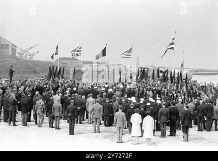 Die belgischen , britischen , französischen und amerikanischen Flaggen flattern über dem einfachen Denkmal der Alliierten an den historischen Stränden von Dünkirchen , Veteranen des Juni 1940 , der Evakuierung der britischen Expenditionalry Force von den Stränden während des Zweiten Weltkriegs , und Dienstoffiziere und Diplomaten huldigen diejenigen , die während der Zeremonien hier am 5 . Juni nicht zurückkehrten , die zum 25 . Jahrestag der größten Evakuierung der Welt feierten . Etwa 400 der 337 131 Männer , die in den frühen Stadien des Krieges an den Stränden gerettet wurden , nahmen an den Zeremonien in Dünkirchen , Frankreich Teil . - 7. Juni 1965 Stockfoto