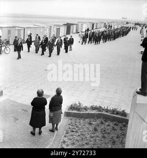 Dunkirk-Veteranen erinnern sich -- während die Einheimischen zusehen , marschieren britische , französische und belgische Veteranen der historischen Evakuierung der Strände von Dünkirchen aus Kriegszeiten , stolz mit ihren Dienstmedaillen , am 5 . Juni 1965 entlang der Promenade , als sie an den Stränden zurückkehrten , um an einem Gedenkgottesdienst teilzunehmen , der den 25 . Jahrestag der größten Evakuierung der Welt feierte . Von den 337.131 Mann, die von einer Armada britischer "kleiner Schiffe" gerettet wurden, nahmen 400 an den Feierlichkeiten Teil, und etwa 40 "kleine Schiffe", die tatsächlich an der Evakuierung teilnahmen, segelten von RAM nach Dünkirchen Stockfoto