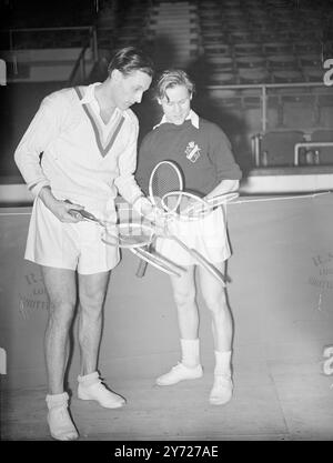 Ganz England Badminton in Harringay. Viele der besten Spieler des Kontinents sind in die Teilnahme an der All England Badminton Championship aufgenommen, die heute Nachmittag in Harringay eröffnet wurde. Das Bild zeigt „Choose Your Wear“ - Schwedens Conny Jepson (links), der den Titel der Männer im Singles trägt, und Nils Johnson (Schweden), wählen heute ihre Schläger in Harringay aus. März 1948 Stockfoto