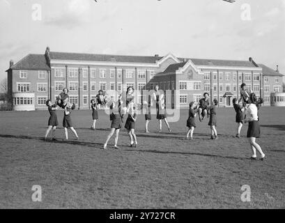 „Auf der rechten Seite“ bei Wrac Sandhurst. Offiziere des Royal Army Corps der Frauen von morgen kommen direkt von der Civvy-Straße in das neue Sandhurst für Frauen am alten Imperial Service College, Windsor. Der erste Kurs soll am 5. März beginnen, die WRAC, OCTU wird von Lady Margaret Bowyer-Smith kommandiert. 28. Februar 1948 Stockfoto