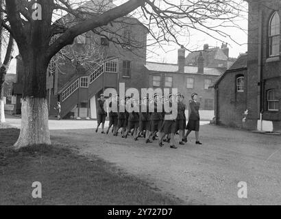 „Auf der rechten Seite“ bei Wrac Sandhurst. Offiziere des Royal Army Corps der Frauen von morgen kommen direkt von der Civvy-Straße in das neue Sandhurst für Frauen am alten Imperial Service College, Windsor. Der erste Kurs soll am 5. März beginnen, die WRAC, OCTU wird von Lady Margaret Bowyer-Smith kommandiert. 28. Februar 1948 Stockfoto