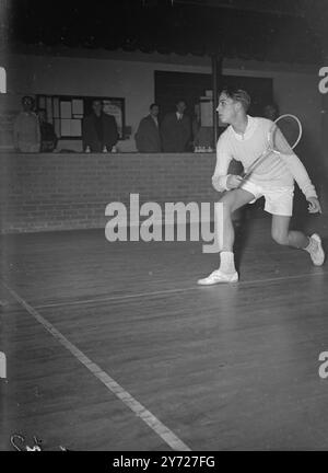 „Watch the Birdie“ „wurde von der Hochgeschwindigkeitskamera im Wimbledon Squash and Badminton Club angehalten. Am letzten Abend (Montag, 1. März) sind Badmintonspieler aus aller Welt hier, um an den All England Badminton-Meisterschaften teilzunehmen, die am 3. März in Harringay beginnen. März 1948 Stockfoto