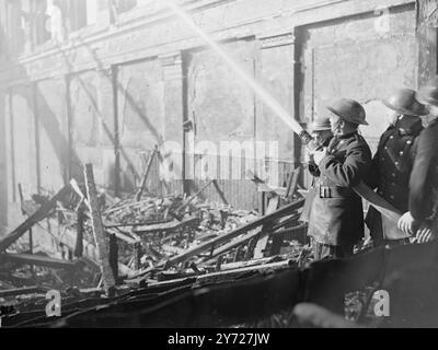 Die Öffentliche Halle Ipswich Wurde Durch Feuer Zerstört. Der größte öffentliche Saal der Stadt Ipswich wurde heute (Donnerstag) nach dem größten Brand der Stadt seit dem Krieg durch Feuer zerstört. Nur der Haupteingang blieb erhalten, nachdem die NFS die Flamme mehr als vier Stunden lang bekämpft hatte. Der Saal stand nur 50 Meter vom Rathaus entfernt. Das Bild zeigt: 'Jet Propulsion' N.F.S-Männer schicken einen Wasserstrom in die rauchenden Ruinen der Halle, nachdem das Dach heute in Ipswich gefallen ist. 26. Februar 1948 Stockfoto