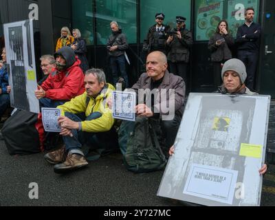 London, Großbritannien, 27. September 2024. Umweltaktivisten versammelten sich, um vor dem Southwark Crown Court eine politische Gefangenenausstellung zu präsentieren, während der Verurteilung von zwei Just Stop Oil-Demonstranten, die in der National Gallery Suppe über Van Goghs Sonnenblumen-Gemälde geworfen hatten. Reihen von Aktivisten hielten Bilder politischer Gefangener in der Vergangenheit und Gegenwart für die Bürger bereit, um sie zu feiern, um die Demokratie zu verteidigen. Quelle: Eleventh Photography/Alamy Live News Stockfoto