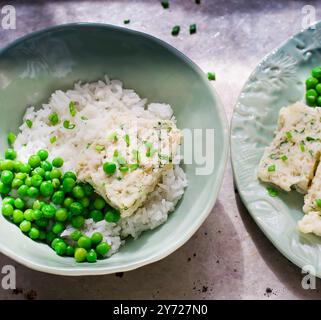 Dünsten Sie Fischsouffle, Reis und grüne Erbsen. Gesunde Ernährung. Metallhintergrund. Selektiver Fokus Stockfoto