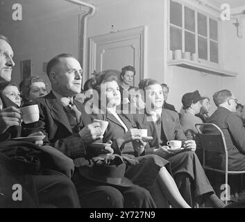 „Canteen Cup-Tie“ mit Hilfe von Fernsehgeräten in der Carlton House Kantine konnte Rediffusion Services heute (Samstag) vielen Blackpool-Fans, die keine Tickets für den Blackpool vs Fulham Cup-Tie bekommen konnten, einen „Tribüne-Platz“ beim Spiel geben. Die Fernsehsender sahen, wie ihr Team mit zwei Nil bequem gewann. Das Bild zeigt: „Teetassen-Tassen-Krawatte“ Mr. H. Holland, 66 Topping Street, Blackpool; und Mr und Mrs. B. Dickenson von 31 The Crescent, Blackpool, sehen Sie heute das Spiel zwischen den Schlucken im Carlton House, London. 28. Februar 1948 Stockfoto