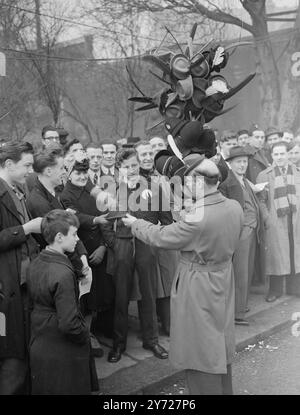 Trage Deine Farben. Football-Fans im Craven Cottage sind heute Morgen (Samstag) ein guter Markt für Gefallen, während sie warten, bis die Tore beim Turnier von Fulham gegen Blackpool geöffnet werden. - - 28. Februar 1948 Stockfoto