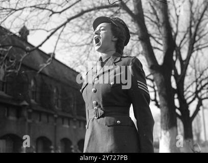 „Auf der rechten Seite“ bei Wrac Sandhurst. Offiziere des Royal Army Corps der Frauen von morgen kommen direkt von der Civvy-Straße in das neue Sandhurst für Frauen am alten Imperial Service College, Windsor. Der erste Kurs soll am 5. März beginnen, die WRAC, OCTU wird von Lady Margaret Bowyer-Smith kommandiert. Das Bild zeigt: Im traditionellen Stil gibt ein WRAC Sergeant das Kommando bei WRAC OCTU, Windsor. 28. Februar 1948 Stockfoto