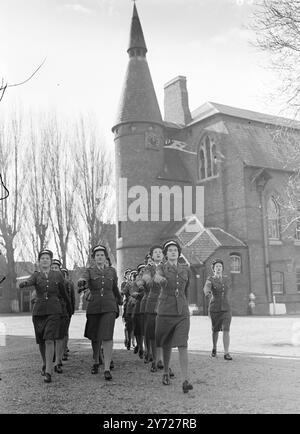 „Auf der rechten Seite“ bei Wrac Sandhurst. Offiziere des Royal Army Corps der Frauen von morgen kommen direkt von der Civvy-Straße an der neuen Sandhurst for Women am alten Imperial Service College, Windsor. Der erste Kurs soll am 5. März beginnen, die WRAC, OCTU wird von Lady Margaret Bowyer-Smith kommandiert. - Das Bild zeigt: "Ladies by the Left", so klug wie die Wachoffiziere, die bei einer Parade bei der WRAC OCTU in Windsor vorbeischwingen. - - 28. Februar 1948 Stockfoto