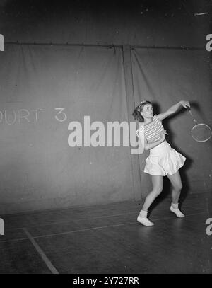 „Watch the Birdie“ „wurde von der Hochgeschwindigkeitskamera im Wimbledon Squash and Badminton Club angehalten. Am letzten Abend (Montag, 1. März) sind Badmintonspieler aus aller Welt hier, um an den All England Badminton-Meisterschaften teilzunehmen, die am 3. März in Harringay beginnen. März 1948 Stockfoto