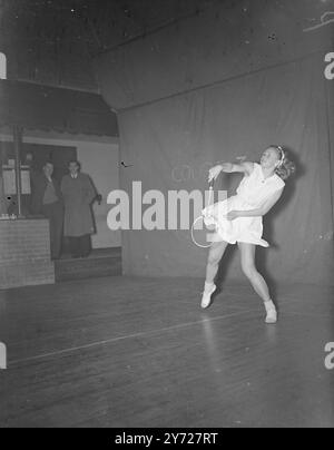 'Watch the Birdie' 'wurde von der Hochgeschwindigkeitskamera im Wimbledon Squash and Badminton Club angehalten. Letzten Abend (Montag, 1. März) ist der dänische AASE Svendsen, der hier ist, um an den All England Badminton Meisterschaften teilzunehmen, die am 3. März in Harringay beginnen. März 1948 Stockfoto