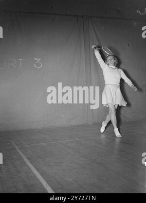 „Watch the Birdie“ „wurde von der Hochgeschwindigkeitskamera im Wimbledon Squash and Badminton Club angehalten. Am letzten Abend (Montag, 1. März) sind Badmintonspieler aus aller Welt hier, um an den All England Badminton-Meisterschaften teilzunehmen, die am 3. März in Harringay beginnen. März 1948 Stockfoto