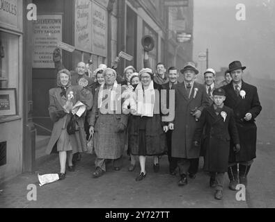 Heute In Der Stadt. Das Cup Tie Fieber war heute in London hoch, als Tausende von Anhängern, die die ganze Nacht aus dem Norden reisten, die Sehenswürdigkeiten in London sahen, bevor sie das Team anfeuerten. Das Bild zeigt: „Aufwärmen“. Die mit Maskottchen bewaffneten Blackpool F.C.-Unterstützer feuern heute (Freitag) in der Fleet Street an. 28. Februar 1948 Stockfoto