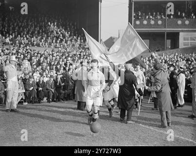 Sixth Round Cup-Tie Blackpool Schlägt Fulham. Eine Menge von 40.000 Fans sah, wie Fulham mit 10 Männern kämpfte, die heute (Samstag) in der sechsten Runde des F. zwei Nil zu einem selbstbewussten Blackpool in Craven Cottage abstiegen Ein Becher. - Das Bild zeigt: "Früchte des Sieges" Blackpool-Anhänger tragen Banner auf das Feld, während sie heute ihr siegreiches Team im Craven Cottage "mobben". - - 28. Februar 1948 Stockfoto