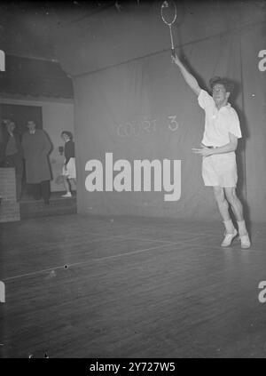 „Watch the Birdie“ „wurde von der Hochgeschwindigkeitskamera im Wimbledon Squash and Badminton Club angehalten. Am letzten Abend (Montag, 1. März) sind Badmintonspieler aus aller Welt hier, um an den All England Badminton-Meisterschaften teilzunehmen, die am 3. März in Harringay beginnen. März 1948 Stockfoto