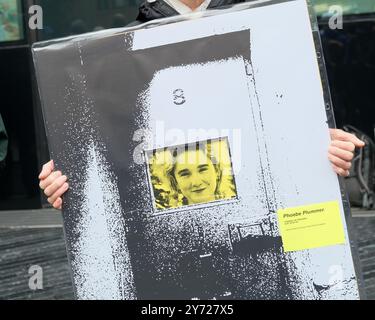London, Großbritannien, 27. September 2024. Umweltaktivisten versammelten sich, um vor dem Southwark Crown Court eine politische Gefangenenausstellung zu präsentieren, während der Verurteilung von zwei Just Stop Oil-Demonstranten, die in der National Gallery Suppe über Van Goghs Sonnenblumen-Gemälde geworfen hatten. Reihen von Aktivisten hielten Bilder politischer Gefangener in der Vergangenheit und Gegenwart für die Bürger bereit, um sie zu feiern, um die Demokratie zu verteidigen. Quelle: Eleventh Photography/Alamy Live News Stockfoto
