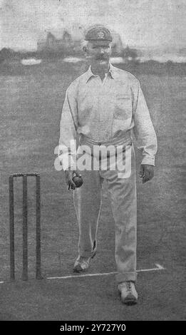 Sportfoto: Bowling: Walter Humphreys, ein Lob-Bowler, der den Ball freigeben will (Walter Alexander Humphreys, der für Sussex und später für Hampshire spielte). Dieses Foto stammt aus einer Serie von Fotoabzügen von Cricketspielern aus der viktorianischen Zeit. Sie wurden 1897 veröffentlicht. Viele werden zum Zweck der Unterweisung gestellt. Stockfoto