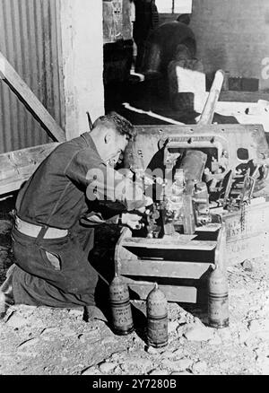 Dies sind die ersten Bilder, die von Haifa seit der jüdischen Eroberung der Stadt empfangen wurden. Der einzige Teil, der nicht besetzt war, war der britische Hafenbereich. Foto zeigt : diese 2-Zoll-Kanone, die von der Haganah während der Haifa-Schlacht gefangen wurde. Die Schalen davor gehören zu einer 6-Zoll-Kanone, die ebenfalls gefangen genommen wurde. 11. Mai 1948 Stockfoto