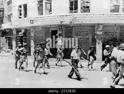 Dies sind die ersten Bilder, die von Haifa seit der jüdischen Eroberung der Stadt empfangen wurden. Der einzige Teil, der nicht besetzt war, war der britische Hafenbereich. Fotoshows; Haganah-Truppen patrouillieren auf dem Khamra-Platz im arabischen Geschäftszentrum Haifa. 11. Mai 1948 Stockfoto