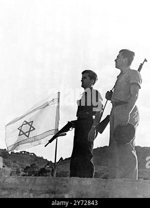 Dies sind die ersten Bilder, die von Haifa seit der jüdischen Eroberung der Stadt empfangen wurden. Der einzige Teil, der nicht besetzt war, war der britische Hafenbereich. Fotoshows; die jüdische Flagge fliegt jetzt auf dem Hauptquartier der Nejada auf der Rushmieh-Brücke, die sich jetzt in jüdischer Hand befindet. 11. Mai 1948 Stockfoto