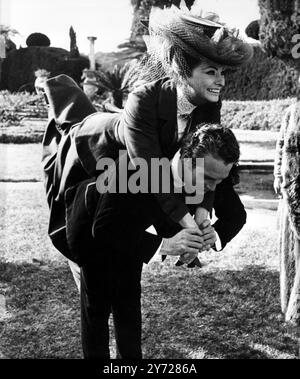 Hier tummeln sich Italiens Filmschauspielerin Sophia Loren und Hollywoods Paul Newman in einer Szene aus Lady L ... in einem der Herrenhäuser Englands, Castle Howard, Yorkshire, England . 25. März 1965 Stockfoto