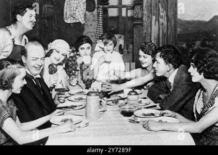 Die konstante Nymphe von Miss Margaret Kennedy und Herrn Basil Dean wurde im Neuen Theater wiederbelebt: " Sanger's Circus " ( von links nach rechts) Paulina (Helen Spencer ), Roberto ( Herr Tony de Lungo ) , Trigorin ( Herr Aubrey Mather ), Linda ( Mary Clare ) , Kate ( Marie Ney ) , Susan ( Elsie Clark ), Teresa ( Edna Best ) , Lewis Todd und Landi ) . 2. Oktober 1926 Stockfoto