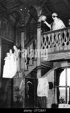 The Constant Nymphe von Miss Margaret Kennedy und Mr. Basil Dean im New Theatre: The Death of Sanger: Paulina, Antonia und Teresa Sanger (Misses Helen Spencer, Elissa Landi und Edna Best) und Linda Cowland ( Miss Mary Clare) 2. Oktober 1926 Stockfoto