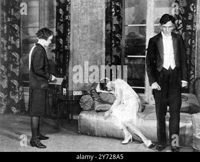 The Constant Nymphe von Miss Margaret Kennedy und Mr. Basil Dean im New Theatre : All Over Between Florence and Lewis : von links nach rechts Teresa Sanger ( Miss Edna Best ) , Florence Churchill ( Miss Cathleen Nesbitt ) und Lewis Dodd ( Mr Noel Coward ) 2. Oktober 1926 Stockfoto