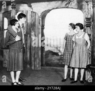 The Constant Nymphe von Miss Margaret Kennedy und Mr. Basil Dean am New Theatre: Lewis kündigt sein Engagement an: (Von links nach rechts) Florence ( Cathleen Nesbitt ) , Lewis ( Noel Coward ), Paulina ( Helen Spencer ) und Teresa ( Edna Best ) am 2. Oktober 1926 Stockfoto