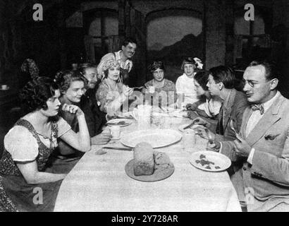 Die Constant Nymphe von Miss Margaret Kennedy und Mr Basil Dean wurde im Garrick Theatre wiederbelebt : " Sanger's Circus " beim Abendessen ( von links nach rechts) Toni ( Nancie Parsons ) , Pauline ( Madeleine Carroll ) , Trigorin ( Morton Selten ) , Linda ( Mary Clare ) , Kate ( Margot Sieveking ) , Susan ( Ruby Cole ) , Tessa ( Jean Forbes-Robertson ) , Lewis Dodd ( Raymond Massey ) , Jacob Birnbaum ( Kenneth Kent Tony ) und Roberto 1928 Stockfoto