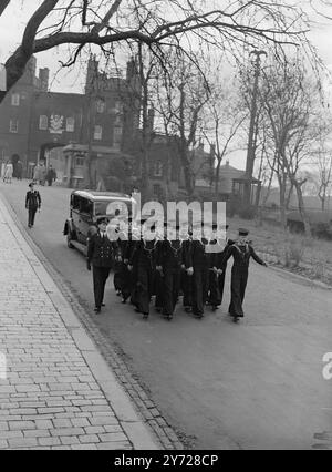 Bridal Path Seamen, die das traditionelle „Drag-Rope-Team“ bildeten, zogen ihren Hochzeitstrainer von Commander A. D. B. James. R. N. und Lady Nanette Evelyn Gregory, von der königlichen Werftkirche Chatham, zum Empfang anlässlich ihrer Hochzeit, heute. Marineoffiziere, sehen Rangers von S. R. S. Scylla und Rote-Kreuz-Offiziere aus der Londoner Niederlassung, von der Lady Gregorys Wohlfahrtsbeamter und stellvertretender Kreisdirektor eine Ehrenwache in der Kirche bildeten. Commander James Fort in Jütland und Gallipoli im Ersten Weltkrieg und führte im letzten Krieg Konvois nach Malta. Er hat 40 Jahre alt Stockfoto