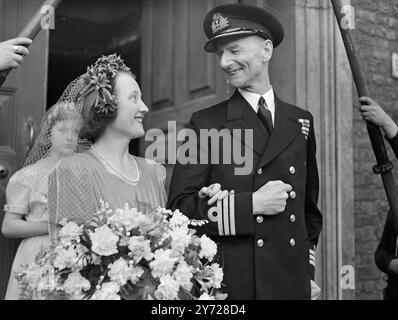 Marineanlässe. Seeleute, die das traditionelle „Drag-Rope-Team“ bildeten, zogen ihren Hochzeitstrainer von Commander A. D. B. James. R. N. und Lady Nanette Evelyn Gregory, von der Royal Dockyard Church, Chatham, zum Empfang anlässlich ihrer Hochzeit, heute. Marineoffiziere, Sea Rangers von S. R. S. Scylla und Rote-Kreuz-Offiziere der City of London-Niederlassung, deren Wohlfahrtsbeamter und stellvertretender Bezirksdirektor Lady Gregorys eine Ehrenwache in der Kirche bildeten. Commander James kämpfte im Ersten Weltkrieg bei Jütland und Gallipoli und führte im letzten Krieg Konvois nach Malta. Er hat euch 40 ausgegeben Stockfoto