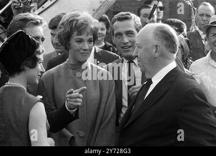 Die britische Prinzessin Margaret und ihr Ehemann Lord Snowdon (teilweise links versteckt) unterhalten sich mit dem Regisseur Alfred Hichcock (rechts) und dem in Großbritannien geborenen Star Julie Andrews , während Paul Newman in die USA einhörte , als das britische Paar während ihres dreiwöchigen Aufenthalts in den Vereinigten Staaten eine ausgedehnte Tour durch die Universal Film Studios unternahm . 11. November 1965 Stockfoto