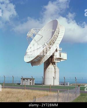 Luftschüssel bei GCHQ Bude, früher Composite Signals Organisation (CSO) Station Morwenstow, eine Satellitenbodenstation und Abhörzentrum an der nördlichen Küste Cornwalls im Cleave Camp, zwischen den kleinen Dörfern Morwenstow und Coombe, betrieben vom britischen Nachrichtendienst GCHQ, auf dem Gelände des ehemaligen Flugplatzes RAF Cleave aus dem Zweiten Weltkrieg. c.1990 Stockfoto