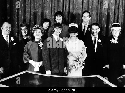 Ringo Starr von den Beatles-Vermählungen. Hochzeit A Caxton Hall, London von Ringo Starr und der 18-jährigen Maureen Cox . Für das traditionelle Hochzeitsfoto posieren von links nach rechts der Vater der Braut Joseph Cox , Cynthia Lennon , Mrs Cox , John Lennon , George Harrison (Hintergrund) , Ringo Starr und seine Braut Maureen . Beatle-Manager Brian Epstein und die Eltern des Bräutigams Richard Starkey. Das vierte Beatle , Paul McCartney , ist im Urlaub . 11. Februar 1965 Stockfoto