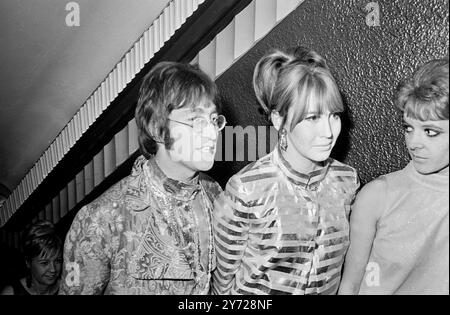 Der Beatle John Lennon und seine Frau Cynthia werden im Londoner Pavillon für die Premiere von How I Won the war gezeigt, in der er in seiner ersten Hauptrolle mit Michael Crawford spielt. 18. Oktober 1967 Stockfoto