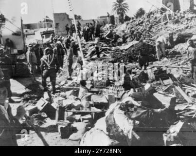 Am 11. März 1966 wurden mindestens 45 Menschen getötet und mehr als 100 verletzt, als eine Sturzflut die südliche Wüstenstadt Jordaniens praktisch auslöschte . Unser Bild zeigt Soldaten der Jordan Armee, die an Rettungseinsätzen beteiligt sind. Die jordanische Armee mit Zivilisten und US-Hilfspersonal räumten die Trümmer ab und errichteten provisorische Krankenhäuser , um Hunger und Krankheiten nach der Katastrophe zu minimieren . Dutzende Bulldozer und andere Erdbewegungsgeräte helfen Soldaten bei der Suche nach Leichen in Trümmern, die bis zu 15 Meter tief sind. 13. märz 1966 Stockfoto