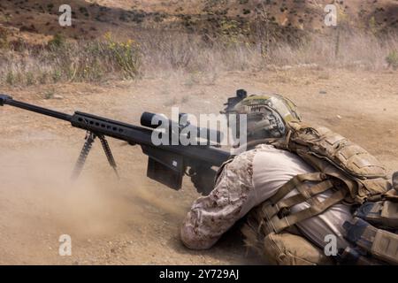 Cody Kress, ein ausgewiesener Scharfschütze der Charlie Company, 1. Leichte Panzerung Aufklärungsbataillon, 1. Marine Division, Feuer Stockfoto