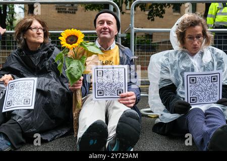 London, Großbritannien, 27. September 2024. Umweltaktivisten versammelten sich, um vor dem Southwark Crown Court eine politische Gefangenenausstellung zu präsentieren, während der Verurteilung von zwei Just Stop Oil-Demonstranten, die in der National Gallery Suppe über Van Goghs Sonnenblumen-Gemälde geworfen hatten. Reihen von Aktivisten hielten Bilder politischer Gefangener in der Vergangenheit und Gegenwart für die Bürger bereit, um sie zu feiern, um die Demokratie zu verteidigen. Quelle: Eleventh Photography/Alamy Live News Stockfoto