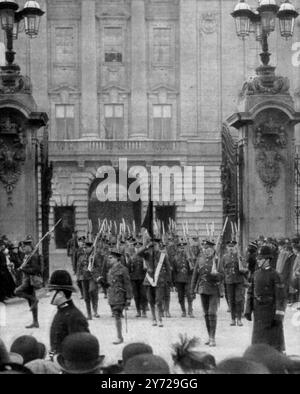 Zu Ehren des St. Davids Day ( 1. März) wurde das neue Regiment der Walisischen Garde speziell für den Wachdienst im Buckingham Palace ernannt und marschierte anschließend zur Wachwache im St. James’s Palace. Die erste staatliche Parade der Walisischen Garde : das neue Regiment verließ Buckingham Palace nach der Entlassung der Kings’ Guard und marschierte zum St. James’s Palace. 1915 Stockfoto