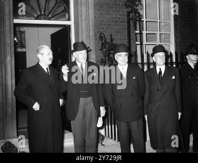 Neue Minister bei der ersten Kabinettssitzung. London , außerhalb der Downing Street 10 nach der ersten Kabinettssitzung von Herrn Churchill sind von links nach rechts , Herr Harold Macmillan , Minister für Wohnungsbau und Kommunalverwaltung , Herr Oliver Lyttelton , Staatssekretär für die Kolonien , General Lord Ismay , Staatssekretär für Commonwealth-Beziehungen , und Lord Leathers , Staatssekretär für die Koordinierung von Verkehr , Kraftstoff und Energie . 30. Oktober 1951 Stockfoto