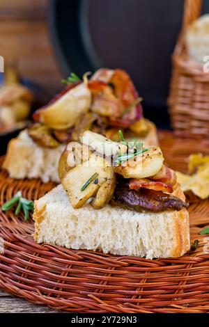 Gebratene Köpfe mit Speck, Knoblauch und Rosmarin auf Brot Stockfoto