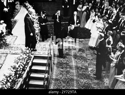 Dr. George Wells Beadle verbeugt sich, nachdem er im Rahmen einer Zeremonie in der Stockholmer Konzerthalle seinen Nobelpreis von König Gustav Adolof von Schweden (rechts vorne) verliehen hat. Dr. Beadle und sein US-amerikanischer Professor Edward Tatum (der links gesehen wird) erhielten den Nobelpreis für Medizin. 10. Dezember 1958 Stockfoto