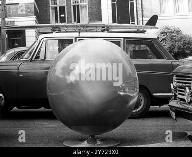 Der finnische Designer Eero Aarnio hat am 29. Juni 1966 in einer Londoner Straße einen Glasfaserstuhl namens The Bomb gezeigt Stockfoto