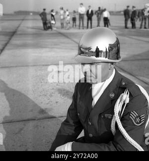 RAF Alconbury Ein Stab der US Air Force Sergeant bewacht zwei Phantom-Jagdbomber, die sich in seinem Helm spiegeln. 14. Mai 1965 Stockfoto