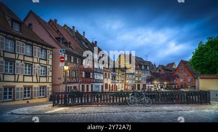 Colmar, Petite Venise, traditionelle Fachwerkhäuser und ein Fahrrad in der blauen Stunde. Elsass, Frankreich. Stockfoto