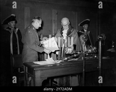 Die Freiheit von Hastings wurde dem Feldmarschall verliehen. Viscount Montgomery von Alamein heute. Wenn der Bürgermeister Rat F. W Chambers überreichte ihm ein Teller mit den Namen seiner Siege, die mit Bildern in Emaille von Kampfschiffen der Cinque Ports verziert waren, überragt von einer goldenen Figur des Heiligen Michael (Schutzpatron von Hastings) Picture Shows; Viscount Montgomery erhielt die Freiheit des Borough von den Maher, Cllr Chambers bei einer Sondersitzung des stadtrates im weißen Felspavillon. 8. März 1946 Stockfoto