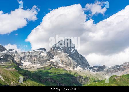 Blick auf den Berg Matterhorn (Cervino auf Italienisch) von Breuil Cervinia im Sommer, Landschaft in Valtournenche, Aostatal, Italien Stockfoto