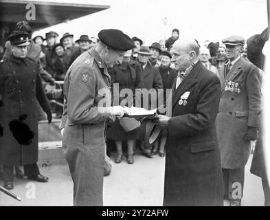 Die Freiheit von Hastings wurde dem Feldmarschall verliehen. Viscount Montgomery von Alamein heute. Wenn der Bürgermeister Rat F. W Chambers überreichte ihm ein Teller mit den Namen seiner Siege, die mit Bildern in Emaille von Kampfschiffen der Cinque Ports verziert waren, überragt von einer goldenen Figur des Heiligen Michael (Schutzpatron von Hastings) Picture Shows; Viscount Montgomery erhielt die Freiheit des Borough von den Maher, Cllr Chambers bei einer Sondersitzung des stadtrates im weißen Felspavillon. 8. März 1946 Stockfoto